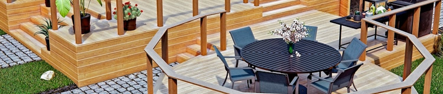 Vår byggnadskonstruktör visar ett superhäftigt och jättestort trädäck med massor med läckra detaljer. Vår byggnadskonstruktör visar ett superhäftigt och jättestort trädäck med massor med läckra detaljer.
